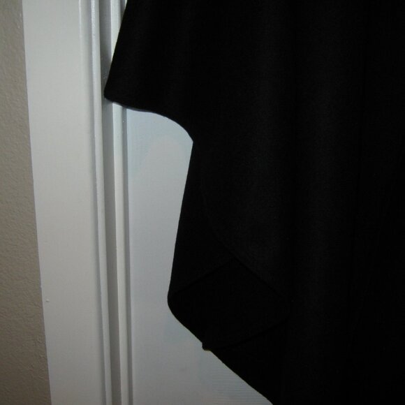 100% Black Cashmere Cape - Picture 3 of 8